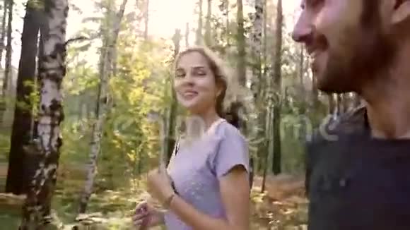年轻夫妇在森林里享受着他们温柔的奔跑视频的预览图