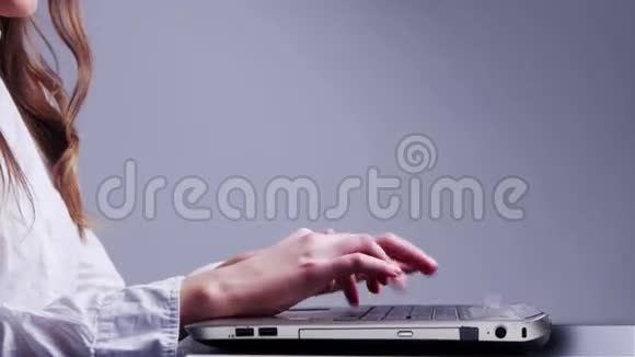 女性使用带有商业全息接口的笔记本电脑视频的预览图
