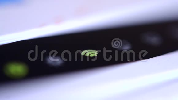 路由器上的wifi图标呈绿色闪烁视频的预览图