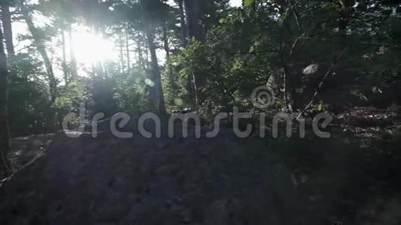 缓慢移动关闭不可辨认的勇敢的男性徒步旅行者攀登山顶走在危险的岩石上的小径上视频的预览图