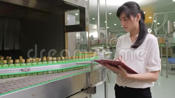 饮料制造业的年轻女工检查产品质量视频的预览图