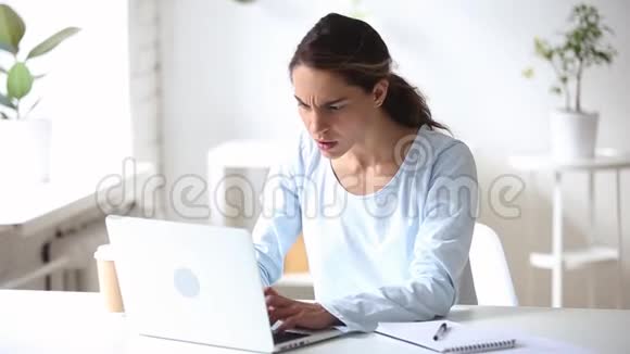 愤怒的压力很大的年轻女商人用卡住的电脑生气视频的预览图