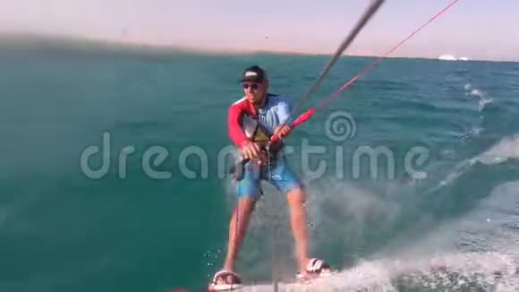 高速滑行在水上的风筝冲浪者在海里行动相机视频的预览图
