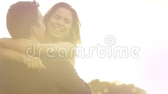 恋爱公园日落慢动作生活方式中一对年轻夫妇的浪漫视频的预览图