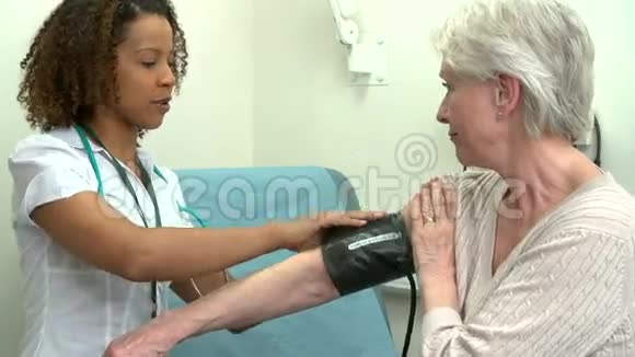 老年女性患者血压测量医生视频的预览图