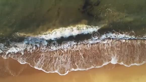 海浪的蓝色海洋洗沙滩空中俯视视频的预览图