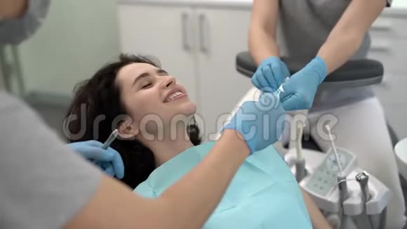 漂亮女人牙科诊所的牙齿治疗视频的预览图