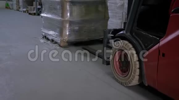 叉车司机在大仓库里拿着货物的箱子视频的预览图