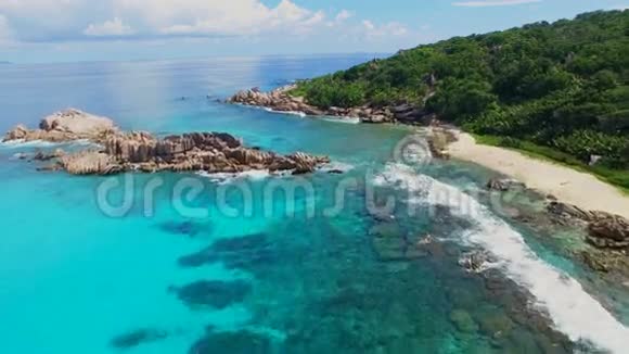 塞舌尔拉迪盖岛白沙和清澈的印度洋热带天堂海滩的鸟瞰图视频的预览图