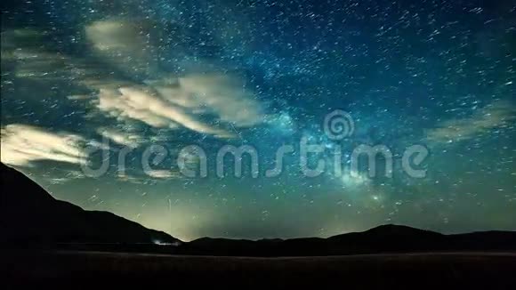 随着时间推移夜空中的星星和山脉背景上的视频的预览图