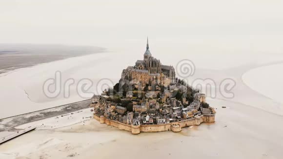 无人机在圣米歇尔修道院史诗般的岛屿要塞镇和著名的旅行地标在诺曼底法国视频的预览图