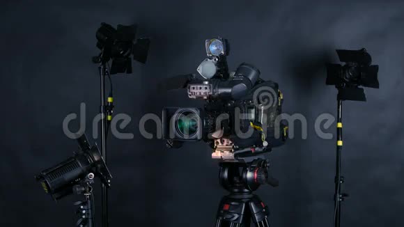 专业数码摄像机摄像机摄像机隔离在黑色背景上的电视SRudio视频的预览图