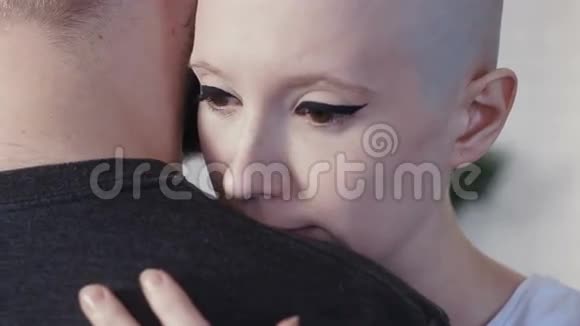伤心沮丧的癌症病人拥抱她的支持丈夫视频的预览图