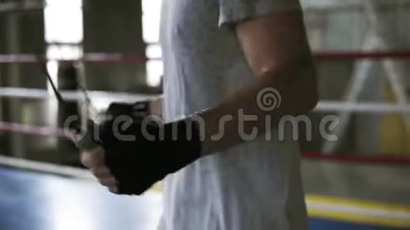 短发白种人穿着白色T恤和红色衬衫在拳击运动中努力工作勤奋地锻炼视频的预览图
