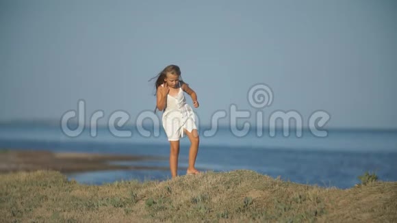 孩子在海边视频的预览图