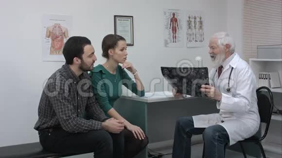 保健和医疗理念带病人看x光的医生视频的预览图