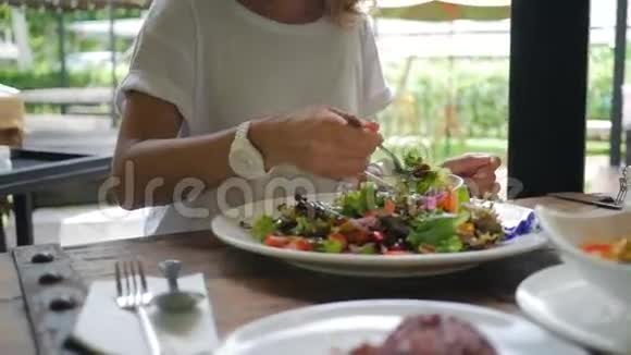 健康的生活方式女人在素食餐厅吃新鲜的绿色沙拉高清慢速运动泰国范甘视频的预览图