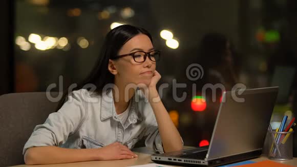 年轻女性厌倦了在办公室里用笔记本电脑工作缺乏动力工作不受欢迎视频的预览图