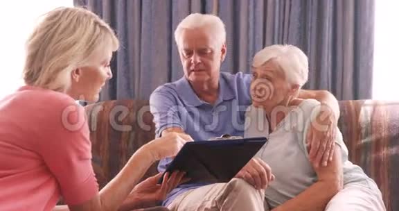女护士和年长夫妇相互交流视频的预览图