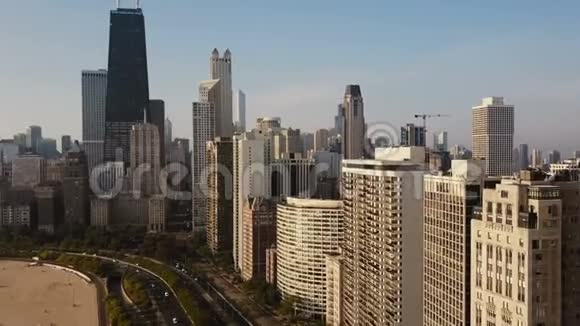 从空中俯瞰芝加哥美国无人机从密歇根湖岸边的市中心起飞视频的预览图