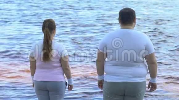 奥比塞男人牵着女朋友的手一对夫妇欣赏美丽的河景视频的预览图