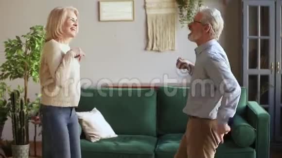 快乐的老夫妇在客厅跳音乐跳舞视频的预览图