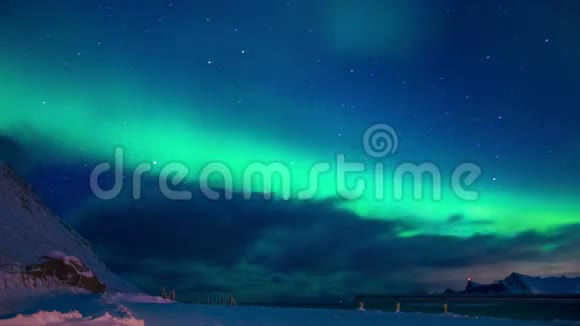 洛佛顿夜空中的北极光和云彩时间流逝视频的预览图
