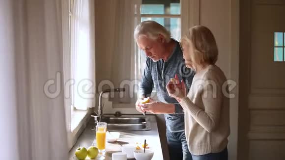 快乐有爱的老成夫妇准备健康的早餐视频的预览图