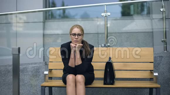 办公室女职员坐在长凳上担心工作上的麻烦压力视频的预览图