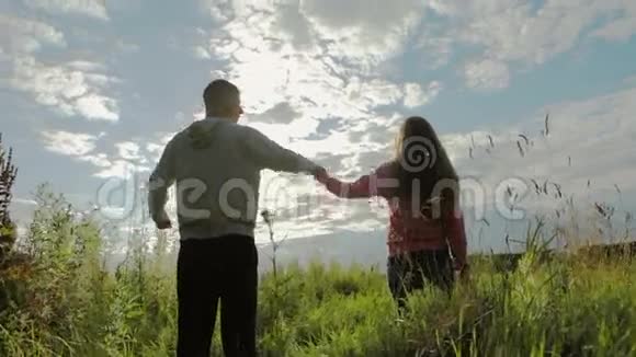 年轻夫妇手牵手在麦田里视频的预览图