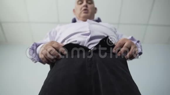 从肥胖男性的角度来看他的裤子用力过猛超重视频的预览图