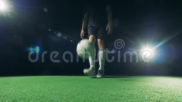 足球运动员脚带球世界杯2018概念视频的预览图