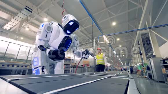 工厂工人在工作过程中通过遥控器调节机器人设置视频的预览图
