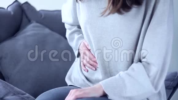 女人有意想不到的胃痛视频的预览图