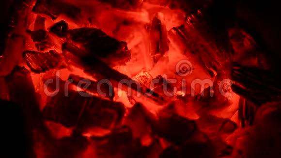 烧烤炉上的红煤和火焰视频的预览图