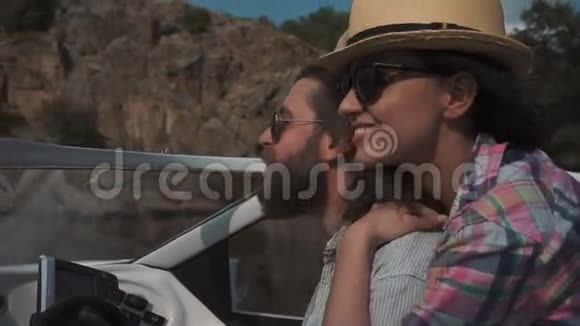 一对年轻夫妇在摩托艇上超速行驶视频的预览图