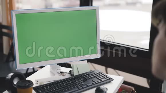 年轻人使用绿色屏幕和键盘的pc4K视频的预览图
