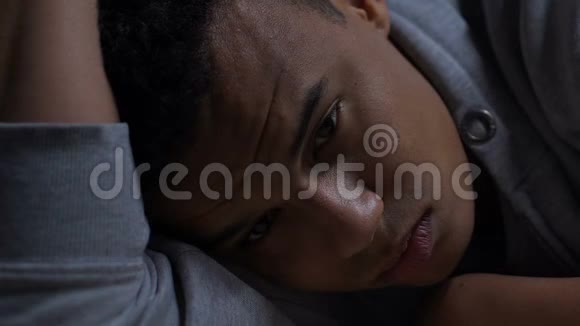 压抑的非裔美国青少年思考生活问题心理健康视频的预览图