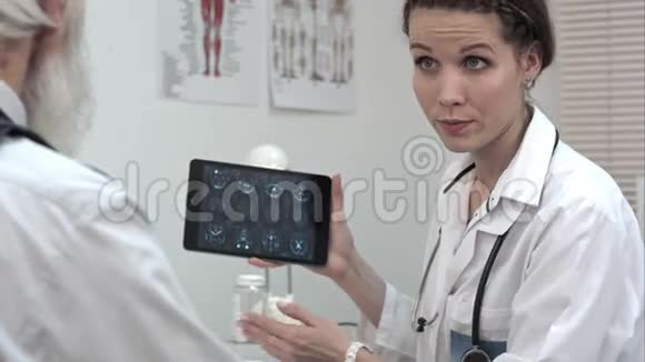 医生在和病人谈药片上的脑部扫描视频的预览图