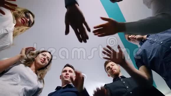 成功的团队在办公室许多手举在一起站在圆圈里团队建设理念视频的预览图