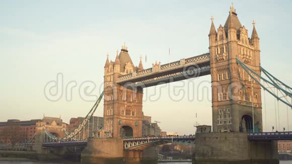 伦敦英国二一七年一月十九日复制塔桥空间背景带着鸟视频的预览图