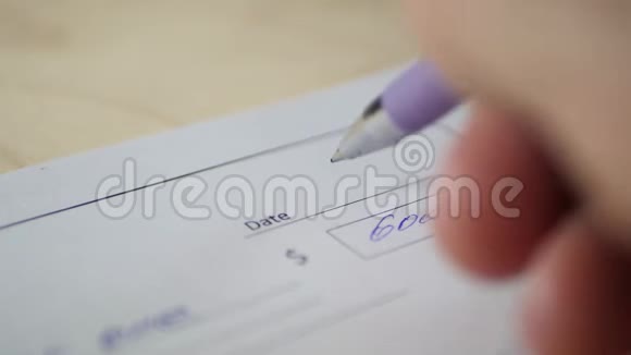 用圆珠笔写支票付款一个人写支票视频的预览图
