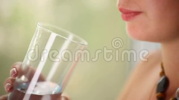 女孩喝水视频的预览图