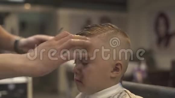 理发师用剃须刀做男式沙龙发型儿童发型概念理发师用直剃须刀视频的预览图