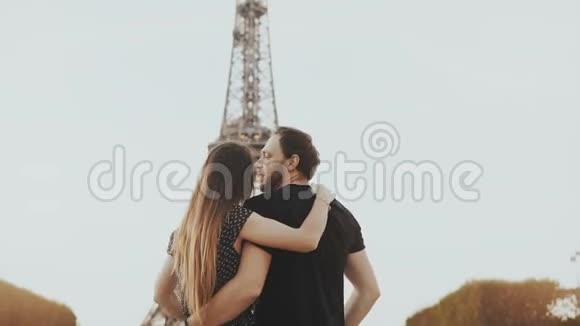 法国巴黎埃菲尔铁塔附近的年轻幸福夫妇男人和女人的样子纪念碑和上升的手视频的预览图