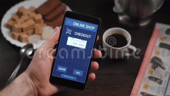 用智能手机应用程序支付商店收据在男人手中一个人在网上支付购买费用视频的预览图