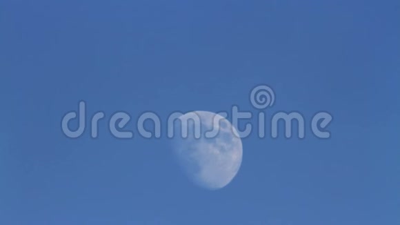 白天的月亮视频的预览图