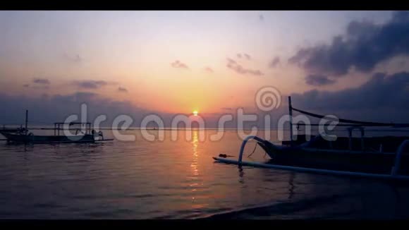日出海滩上的渔船视频的预览图