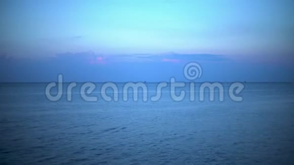 海观景大城市海滨海滩景观风光蓝海地平线上有军船和渔船视频的预览图