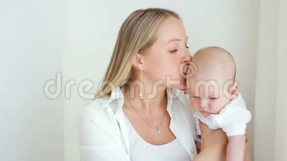妈妈吻她刚出生的儿子视频的预览图